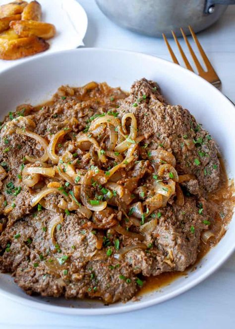 Bistec encebollado, Puerto Rican steak and onions, is an easy and economical family style dinner made with tender stewed cubed steak. Bistec Encebollado Puerto Rican, Puerto Rican Steak, Storage Onions, Beef Cube Steak Recipes, Bistec Encebollado, Beef Cubed Steak, Cubed Steak, Steak And Onions, Yellow Skin