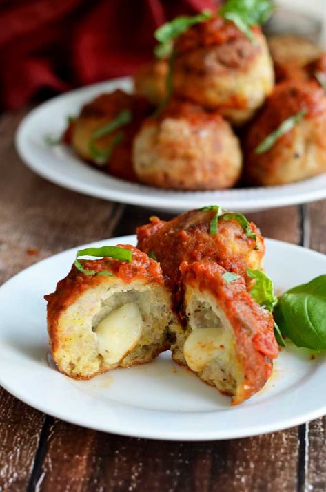 Mozzarella Stuffed Chicken, Chicken Parm Meatballs, Parmesan Meatballs, Mozzarella Chicken, Diner Recept, Chicken Parm, Low Fodmap Recipes, Chicken Meatballs, Stuffed Chicken