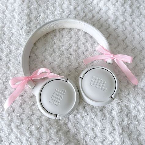 Headphone Decoration, Pro Bow, Jbl Headphones, Cute Headphones, Not Aesthetic, Nintendo Switch Accessories, White Headphones, Gym Essentials, Pink Vibes