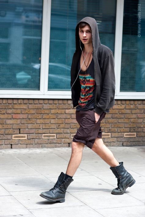 men-shorts-boots 90s Fashion Guys, Fashion Guys, Diy Outfits, Hip Hop Party, Mens Fashion Simple, 90s Fashion Grunge, Formal Mens Fashion, Short Men Fashion, Fashion Male