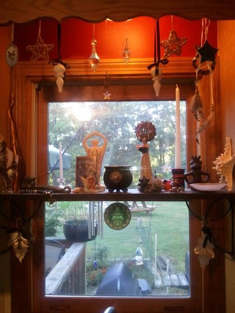 Window altar Altar Small Space, Windowsill Altar, Window Sill Altar, Window Altar Witch, Small Altar Ideas Witch, Witch Altar Inspiration Simple, Altars Ideas, Howls Bedroom, Discreet Witch Altar