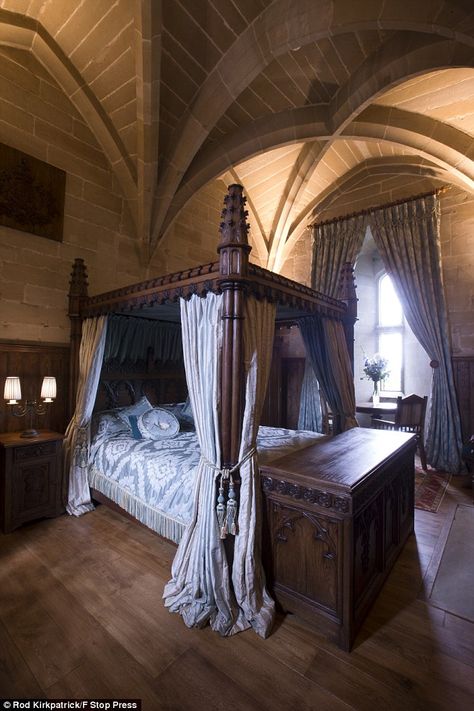 The castle's Tower Suites have high-vaulted ceilings and hand-carved four-poster beds Medieval Bedroom, Castle Rooms, Castle Bedroom, Warwick Castle, Castle Tower, Castles Interior, Four Poster Bed, Four Poster, Canopy Bed