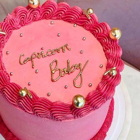 Pink Birthday Cake Aesthetic Circle, Capricorn Season Cake, Capricorn Szn Cake, Capricorn Baby Cake, Capricorn Cake Ideas, Capricorn Birthday Cake, Capricorn Cake, Birthday Capricorn, Queens Birthday Cake