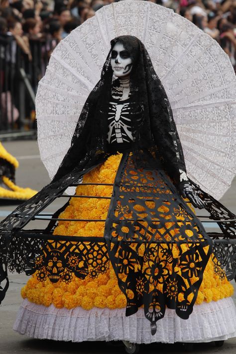 La catrina lució imponente con diferentes trajes típicos mexicanos. Catrina Dress, Catrina Costume, Muertos Makeup, Coco Birthday, Mexican Stuff, Dia De Los Muertos Decorations Ideas, Mexico Fashion, Costume Carnaval, Den Mrtvých