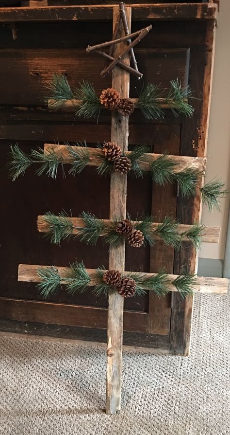 Diy Primitive Christmas Tree, Tobbaco Stick Ideas, Lath Crafts, Wool Trees, Primitive Christmas Decorating Ideas, Primitive Christmas Crafts, Christmas Primitive Decor, Christmas Cactus Care, Primitive Country Christmas