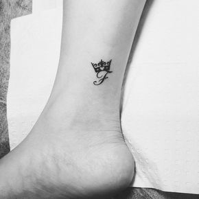 Crown Tattoos For Women, Small Crown Tattoo, F Tattoo, Barbie Tattoo, V Tattoo, Small Crown, L Tattoo, Princess Tattoo, Initial Tattoo