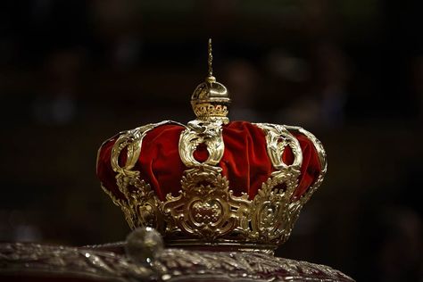 The crown of Spain's king is displayed during the swearing-in ceremony of Spain's King Felipe VI at the Spanish parliament on June 19, 2014. Royal Crown Jewels, Imperial Crown, Royal Crowns, Royal Tiaras, The Royal Collection, Kings Crown, Silver Crown, Royal Jewels, Crown Royal