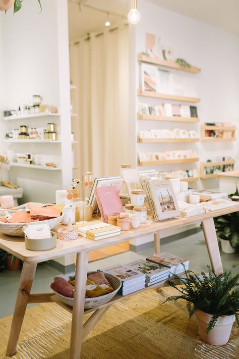 Kate Spade Store Interior, Small Shop Display Ideas, Boutique Gift Shop, Anthropologie Merchandising, Gift Shop Display Ideas, Checkout Counter Ideas, Small Gift Shop Interiors, Gift Shop Design, Gift Shop Ideas