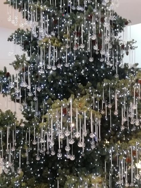 How trees are adorned in las Vegas crystal style Icicle Tree, Future Christmas, Lace Christmas Tree, Christmas Tree Decorations Ribbon, Rose Gold Christmas Decorations, Tinsel Christmas Tree, Crystal Garland, Crystal Christmas Tree, Rose Gold Christmas