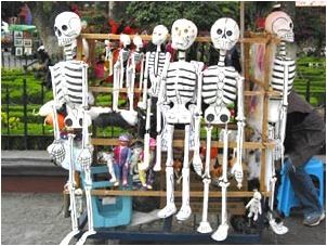 paper mache skeletons Day Of The Dead Diy, Mexican Skeleton, Mexico Day Of The Dead, What Is Art, Craft Halloween, Making Paper Mache, Skull Decor, Papel Mache, American Folk Art