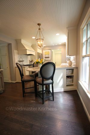 Kitchen with curved peninsula Angled Peninsula Kitchen, Entry Benches, Wet Kitchen, Housing Decor, Scandi Kitchen, Ikea Kitchen Remodel, Kitchen Peninsula, Country Cottage Kitchen, Kitchen Layout Plans