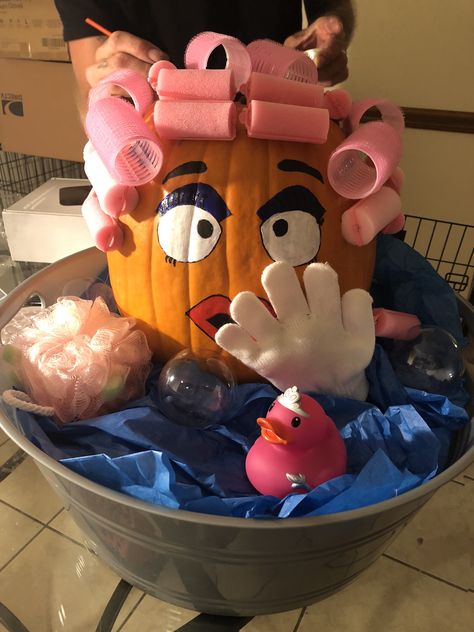 Great pumpkin idea old lady in the bath tub Spa Pumpkin Painting, Story Book Pumpkin, Pumpkin Idea, Creative Pumpkin Decorating, Halloween Yard Art, Character Pumpkins, Pumpkin Decorating Contest, No Carve Pumpkin Decorating, Pumpkin Contest