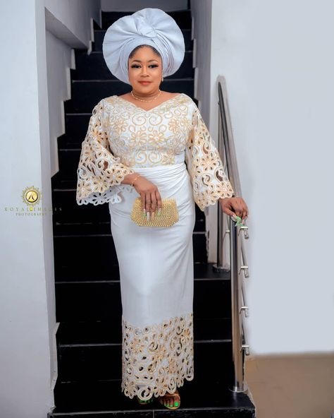 AsoebiAfrica® on Instagram: “White. X Gold never looked this Beautiful 😍 Delectable @sindodotayo 💕 Oufit @maffa_couture Makeup @missandmrsmakeovers Jewelry…” Iro And Blouse Lace Styles Latest, Iro And Buba Styles Lace, Cord Lace Styles, Lace Blouse Styles, Latest Lace Styles, Mercy Aigbe, Nigerian Lace Styles Dress, Stylish Naija, Nigerian Lace Styles