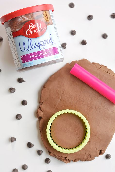 This edible chocolate play dough made with chocolate frosting is SO FUN and it's so simple - you only need 2 ingredients! The dough feels just like regular play dough and it's completely safe (and delicious!) to eat. You can use your favourite play dough tools and have a little snack while you're playing. This is such a fun kids activity and a super easy play dough recipe! Easy Play Dough Recipe, Chocolate Play Dough Recipe, Chocolate Play Dough, Easy Play Dough, Whipped Chocolate Frosting, Chocolate Slime, Easy Playdough Recipe, Edible Playdough, Play Dough Recipe