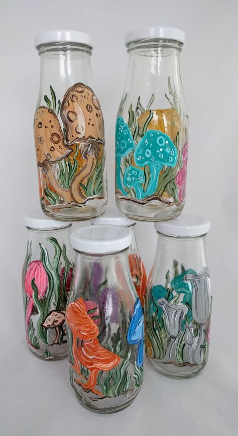 Cool Mason Jar Painting Ideas, Painted Jars Aesthetic Easy, Glass Painting Vase, Painting A Jar, Painted Jars Ideas, Painting Jars Ideas, Painted Jars Aesthetic, Jar Painting Ideas Cute, Paint Glass Jars