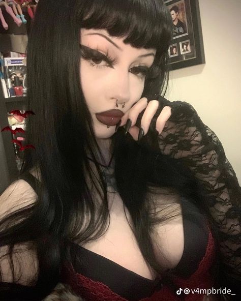 Vampy Girl, Teal Van Doren, Dark Makeup Looks, Afro Punk Fashion, Alt Makeup, Under Your Spell, Van Doren, Cool Makeup Looks, Emo Makeup