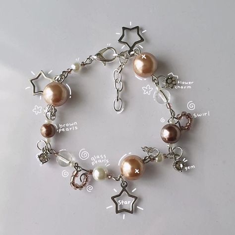 Kawaii Charm Bracelet, Brown Bracelet Aesthetic, Brown Beads Bracelet, Brown Bracelet Ideas, Brown Beaded Bracelets, Braslet Ideas Cute, Stars And Swirls, Charm Bracelet Diy, Brown Pearls