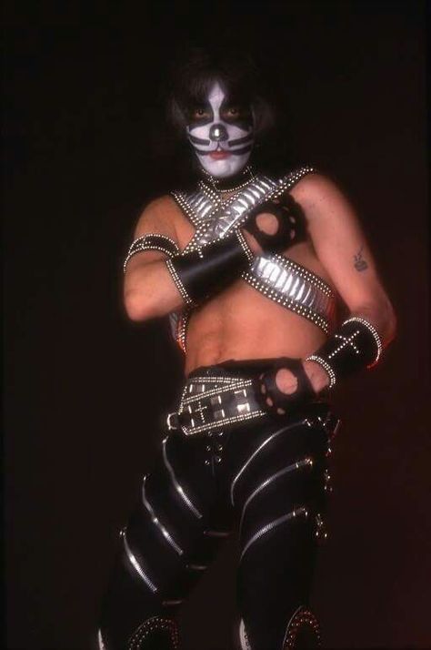 Peter Criss 1977 Love Gun Tour Peter Criss 70s, Eric Singer, 80s Metal, Vinnie Vincent, Eric Carr, Peter Criss, Kiss Army, Vintage Kiss, Kiss Pictures