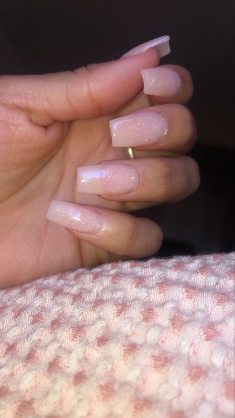 Natural Looking Acrylic Nails With Glitter, Glitter Natural Acrylic Nails, Clear Coat Acrylic Nails, Clear Colored Acrylic Nails, Glitter Nails Transparent, Clear And Glitter Acrylic Nails, Clear Gel Nails With Glitter, Clear Acrylic Nails By Skin Tone Range, Natural Acrylic Nails With Glitter