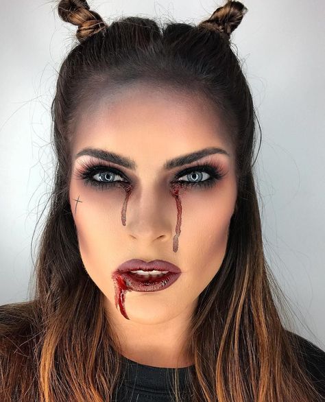 Vampyr Smink, Rockabilly Photoshoot, Maquillage Halloween Vampire, Devil Makeup Halloween, Halloween Smink, Carnaval Make-up, Dead Person, Devil Makeup, Halloweenský Makeup