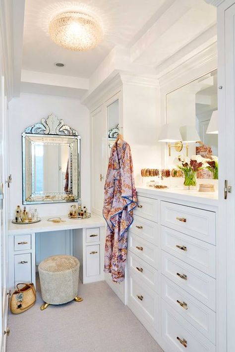 20+ Luxurious Walk-in Closets - Custom Closet Design Ideas Walk In Closet With Vanity, Makeup Vanity In Closet, Closet With Vanity, Luxury Closets Women, Closet Features, Organizar Closet, Custom Closet Design, Closet Vanity, Venetian Mirror