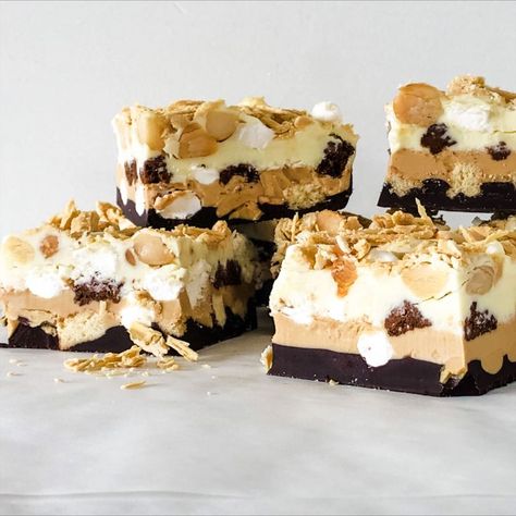 With not one, not two, but THREE layers, this easy rocky road is a slice of Caramilk heaven. Rocky Road Trifle, White Rocky Road, Gluten Free Rocky Road, Rocky Road White Chocolate, Easy Rocky Road, Caramilk Rocky Road, Rocky Road Fudge, Rocky Road Recipe, No Bake Slices