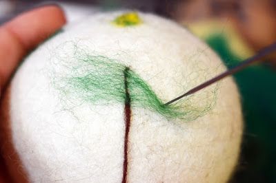 Tangible Daydreams: Tutorial: Beginner Needle Felted Christmas Ornaments: Pine Trees on Balls Wet Felting For Beginners, Needle Felted Christmas Ornaments, Felted Christmas Ornaments, Felting Diy, Felting Tutorial, Needle Felted Ornaments, Needle Felting Tutorial, Felted Christmas, Diy Wool