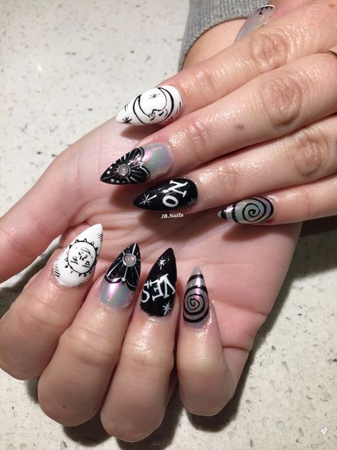 Oujia Board Nails, Ouija Nail Art, Ouji Board Nails, Nails Black Accent, Pretty Nails Black, Black Nails Chrome, Ouija Board Nails, Ouija Nails, Nails Accent Nail