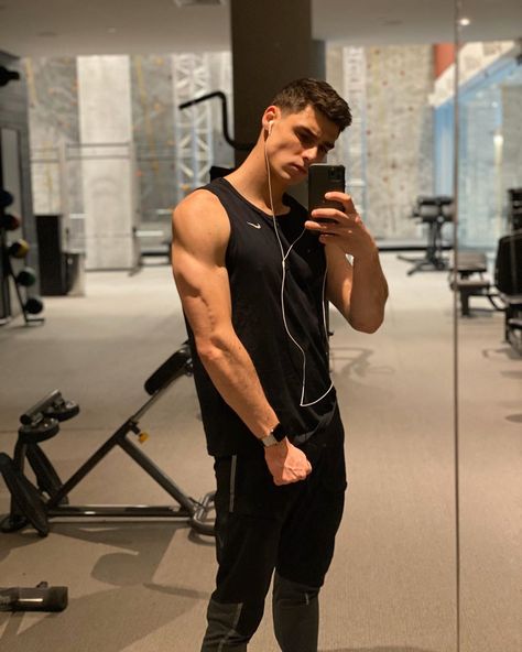 Raf Miller on Instagram: “I’ve been skipping too many gym sessions lately, now I’m back at it more motivated than ever - quick clips from my warm up & abs workout…” Gym Poses Selfies Men, Gym Pics Men, Poses Gym, Gym Pose, Raf Miller, Gym Poses, Outfit Guys, Gym Pics, Rafael Miller