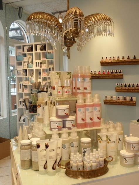 Exclusively ~ Amazing Handmade Natural Body Care Products ... Guest Love It. My Retail Business has Worldwide Success! Spa Retail Display Ideas, Simple Shelves, Barcelona Nightlife, Hotel Barcelona, Flourish Design, Boutique Display, Cosmetic Display, Retail Merchandising, Soap Shop