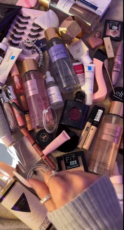 Perfume Victoria Secret, Profumo Victoria Secret, Makeup Collection Goals, Makeup Bag Essentials, Drømme Liv, Gelang Manik-manik, Makeup Is Life, Smink Inspiration, Victoria Secret Perfume