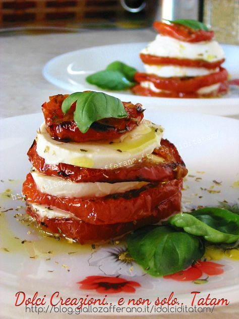 Tortino caprese con pomodori arrosto 1 Reception Food, Summer Eating, Party Finger Foods, Daily Meals, Vegan Dishes, Creative Food, Finger Foods, Best Foods, Workout Food