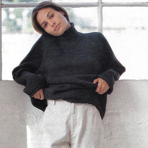 reva luft on Instagram: "Outfit inspo from this vintage j crew look: grey rolled neck sweater and off white chinos (with rustic blankets, old books, and iced coffee in a Duralex glass to finish off this completely timeless vibe)" Roll Neck Sweater Outfit, Old J Crew, J Crew Looks, Thrift Wishlist, Vintage J Crew, White Chinos, Teaching Style, Jcrew Sweater, Roll Neck Sweater