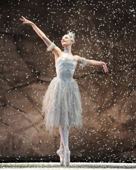 The Nutcracker ballet, my favorite Christmas tradition. Tickets already purchased at Bass Hall for my love and I ❤️ Nutcracker Ballet Outfit, Nutcracker Ballet Costumes, Nutcracker Costumes, Ballet Outfit, Music Box Ballerina, Ballet Russe, Snow Fairy, Ballet Inspiration, The Ballerina