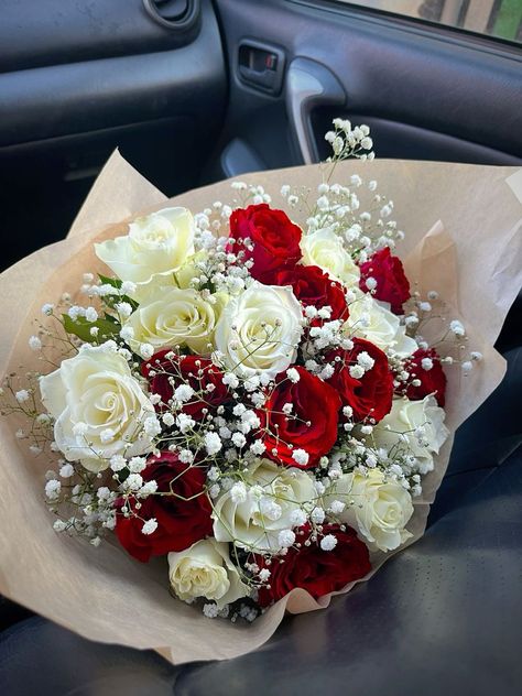 Gifts Bouquet, Aesthetic Bouquet, Small Bridal Bouquets, Flowers To Make, Luxury Flower Bouquets, Fruits And Flowers, Boquette Flowers, Red Rose Bouquet, Prom Flowers