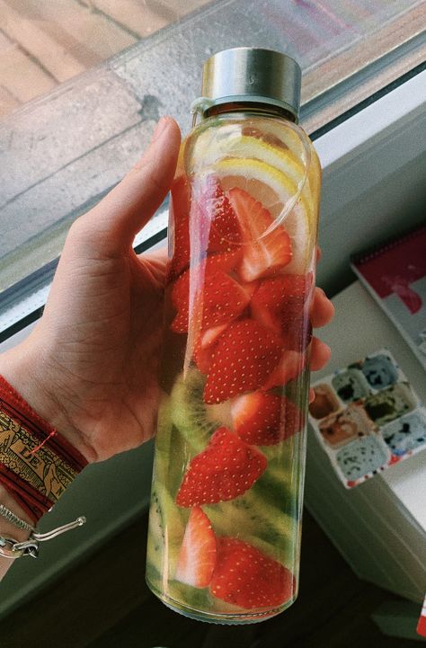 Glass Drinking Bottles, Healthy Water Drinks, Resep Smoothie, Refreshing Drinks Recipes, Fruit Infused Water, Healthy Drinks Smoothies, Healthy Water, Fruit Water, Healthy Food Motivation