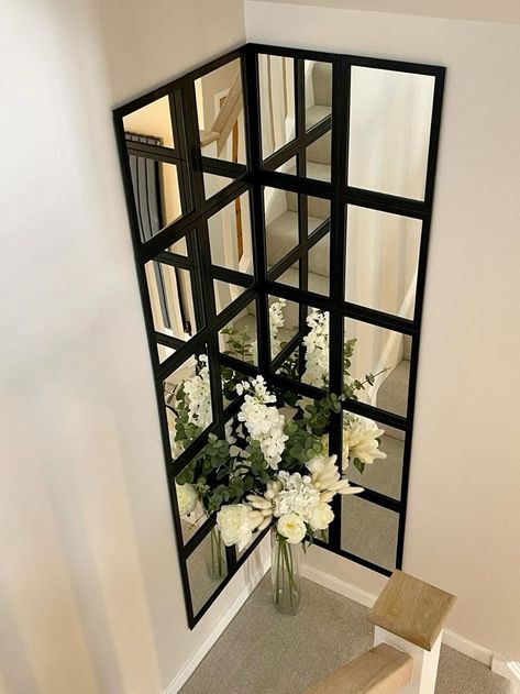 Hall Corner Decor Ideas, Staircase Corner Decor Ideas, Corner Mirror Ideas, Mirror Hack, Mirror Decor Living Room, Staircase Wall Decor, Corner Decor, Stair Decor, Home Decor Crate