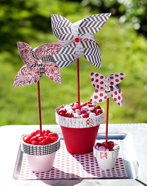 Idea para fiesta con molinillos de viento hechos en casa Pinwheel Centerpiece, Easter Topiary, Candy Centerpiece, Diy Pinwheel, Pinwheels Party, Candy Centerpieces, Pinwheels Paper, Baby Food Jars, Diy Centerpieces