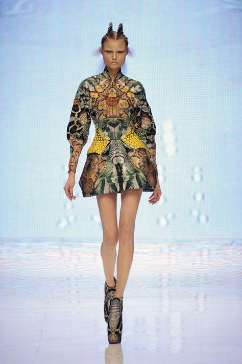 Alexander McQueen -   Plato’s Atlantis, spring/summer 2010.   Silk jacquard in a snake pattern embroidered with yellow enamel paillettes in a honeycomb pattern. Plato Atlantis, Alexander Mcqueen 2010, Mcqueen Savage Beauty, Alexander Mcqueen Savage Beauty, Lee Alexander Mcqueen, Magdalena Frackowiak, Philip Treacy, Savage Beauty, Sarah Burton