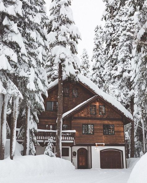 Winter Cottage Exterior, Winter Cabin Aesthetic, Winter Balkon, Winter Cabins, Cabin Snow, Winter House Exterior, Cabin Winter, Siding Styles, Snow Cabin