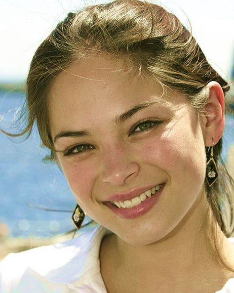 1,011 Likes, 19 Comments - @kristin_kreuk_daily on Instagram: “Hello beautiful 🦄 #kristinkreuk #kreukies #lanalang #smallville #burdenoftruth #joannachang…” 2000 Aesthetic, Kristen Kreuk, Lana Lang, Character Inspiration Girl, Profile Drawing, Kristin Kreuk, Alexis Bledel, Danielle Campbell, Canadian Actresses