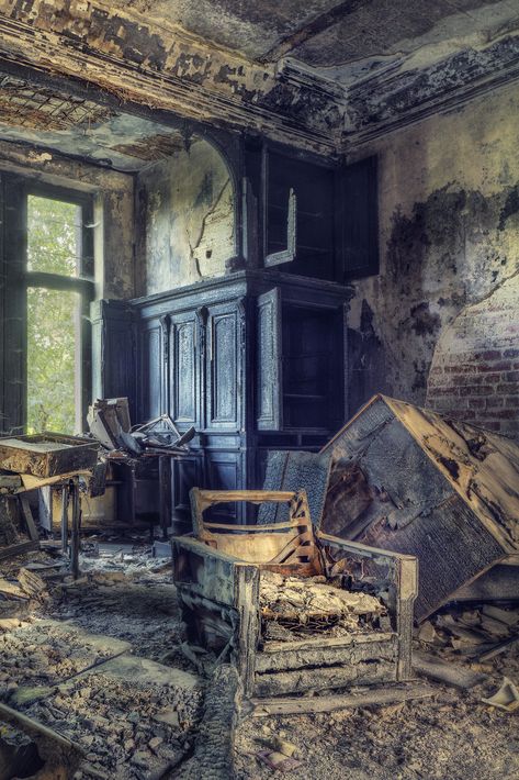 Burned Out Living Room | Benjamin Wiessner | Flickr Burnt House Aesthetic, Burning Mansion, Abandoned Living Room, Burnt House, Haunted Castles, Ancient Places, Paddy Kelly, Haunted Castle, Abandoned Mansions