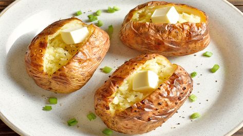 Whether you love sour cream or chili on a baked potato, find out the 2 best methods for reheating those leftover spuds. So easy and delicious! Jacket Potato Recipe, Nigella Lawson Recipes, Jacket Potatoes, Ultimate Grilled Cheese, Jacket Potato, Crescent Roll Recipes, Cheese Casserole, Nacho Cheese, Comfort Dishes