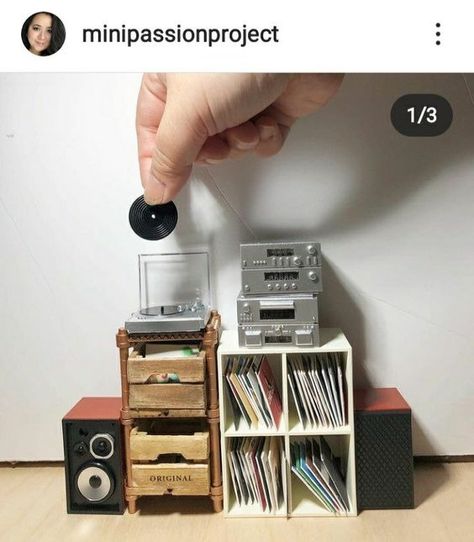 Mini Vinyl Records, Fairy Life, Dj Room, Miniature Decor, Modern Dolls House, Mini Tv, Dollhouse Diy, Miniature Scenes, Room Boxes