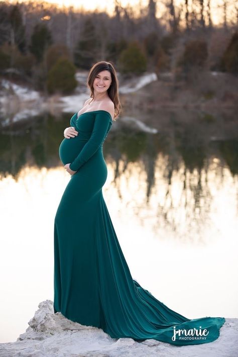 Maturity Dresses, Green Maternity Dress, Pregnant Dresses, Pregnant Bridesmaid, Wedding Garden Party, Happy Pregnancy, Maternity Photoshoot Poses, Maternity Gown, Maternity Photography Poses