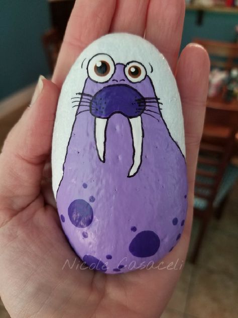 Rock Painting Ideas Sea Creatures, Silly Painted Rocks, Cute Animal Rock Painting Ideas, Rock Painting Animals Easy, Character Painted Rocks, Cool Rock Painting Ideas Easy, Painted Rocks Ideas Easy, Rock Painting Animals, Cute Rock Painting Ideas Easy