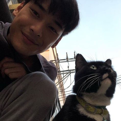 Apo Nattawin Selca, Apo Nattawin Icon, Apo Nattawin With Cat, Apo Nattawin Instagram, Apo Nattawin Wattanagitiphat, Kore Ulzzang, Men With Cats, Actors Funny, Boyfriend Photos