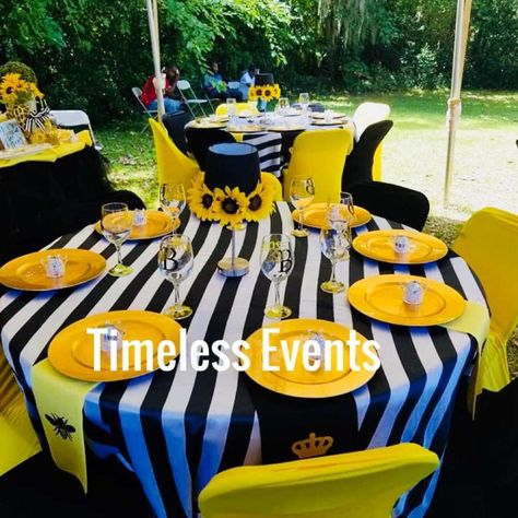 Blair’s Queen Bee College Graduation Party | CatchMyParty.com Queen Bee Party Ideas, Queen Birthday Party Ideas, Queen Bee Party, Bee Party Ideas, Queen Birthday Party, Italy Party, College Graduation Party, Graduation Dinner, Farewell Party