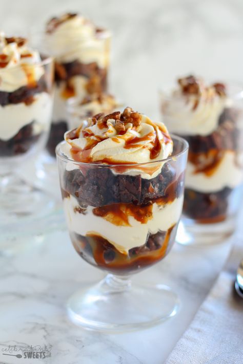 Peach Trifle, Christmas Trifle Recipes, Pudding Recept, Celebrating Sweets, Brownie Trifle, Mason Jar Desserts, Trifle Desserts, Individual Desserts, Caramel Brownies