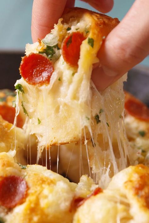 Pizza-Knots Pizza Knots Recipe, Pizza Knots, Calzone Recipes, Superbowl Appetizers, Garlic Knots, Velvet Cupcakes, Chicken Tortilla Soup, Chicken Tortilla, Trending Recipes